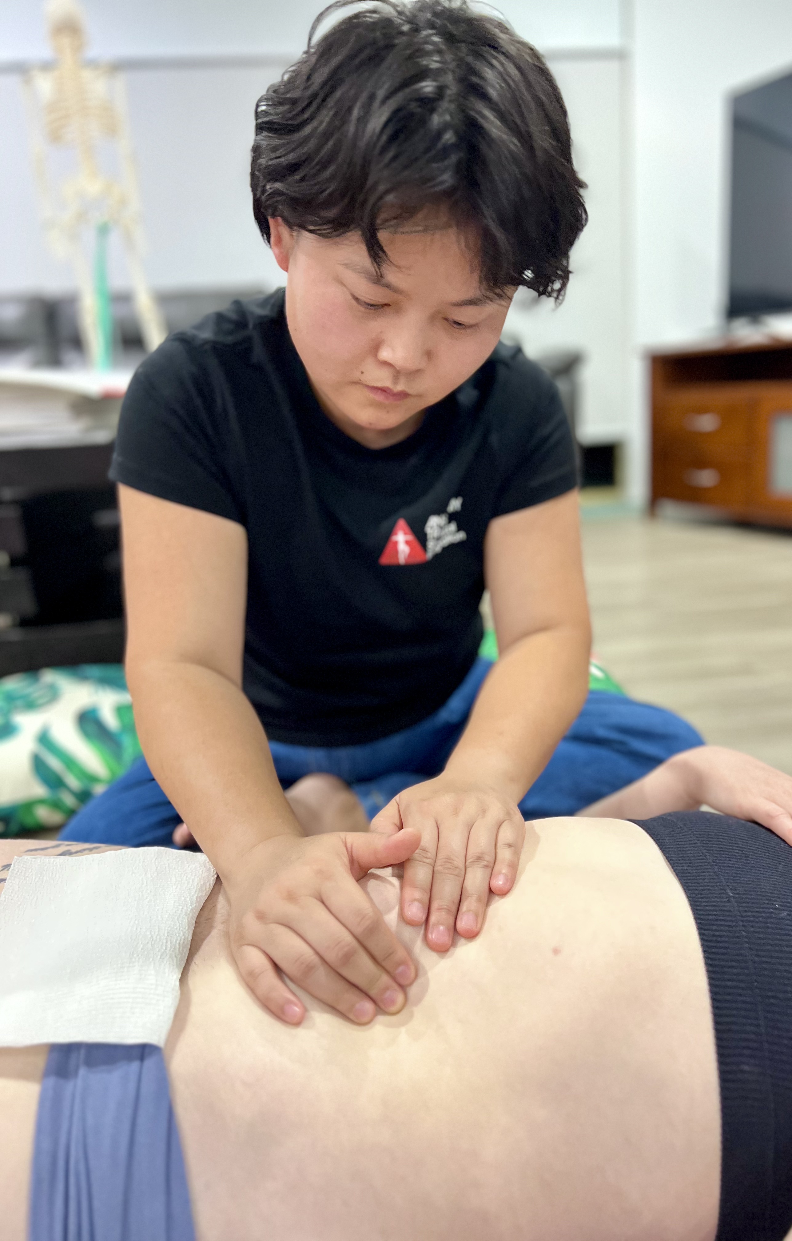 Kiki Ruan performing ScarWork therapy